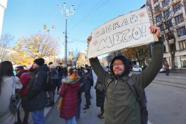 Протестиращи граждани с плакати да се спре насилието над животни протестираха пред сградата на Съдебната палата в София. Снимка: Димитър Кьосемарлиев, Dnes.bg