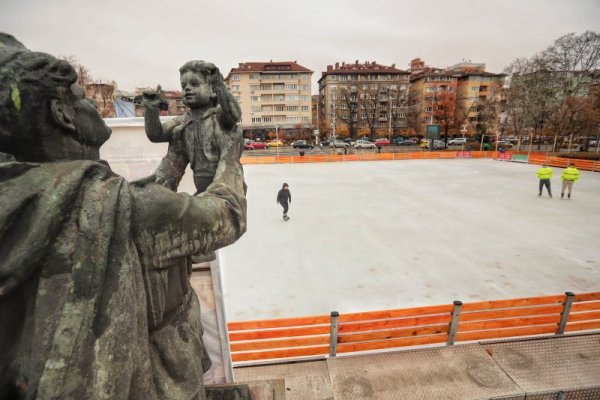 Днес от 17.30 ч в Княжеската градина се открива Леден парк. Съоръжението е изградено по модел на пързалката пред общината във Виена, уверяват от Столичната община. Общата ледена площ е 3600 кв.м, като атракционът включва и 500 м ледени алеи със светещи рамки, което го прави най-голямото подобно на Балканите. Снимка: Димитър Кьосемарлиев, Dnes.bg