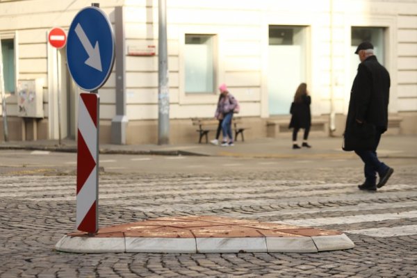 Нови ограничителни острови са поставени на пешеходната пътека по бул. &quot;Дондуков&quot;. Снимка:&nbsp; БГНЕС