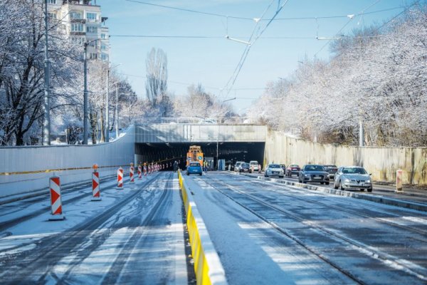 От днес ще бъде пуснато движението в обновеното южното пътно платно на транспортния тунел на бул.&ldquo;Царица Йоана&ldquo; в район &bdquo;Люлин&ldquo;. Строителните работи продължат в северното пътно платно, което ще бъде затворено. Снимка: БГНЕС