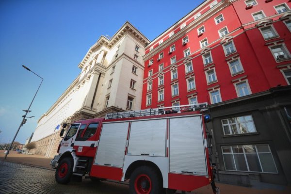 Бурният вятър продължи да създава проблеми в столицата София. Снимка: Димитър Кьосемарлиев, Dnes.bg