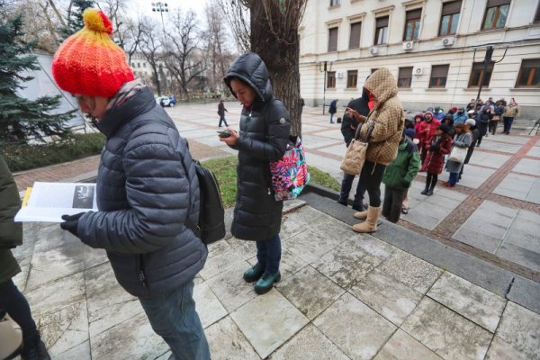 Опашки се извиха пред Народния театър &quot;Иван Вазов&quot;. Хората с нетърпение очакваха да си купят билети за постановката &quot;В самотата на памуковите полета&quot; с Джон Малкович и Ингеборга Дапкунайте. Снимка: Димитър Кьосемарлиев, Dnes.bg