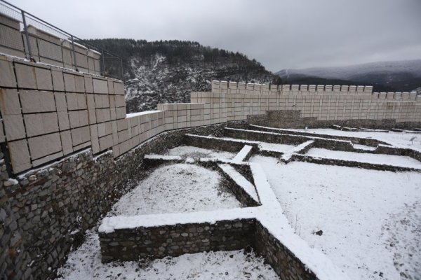 Снежен изглед и от крепостта Кракра в Перник. Снимка: БГНЕС