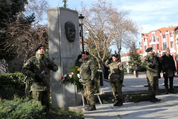 С военен ритуал и полагане на венци и цветя пред паметника на Стефан Стамболов на едноименния площад пред сградата на Община Пловдив беше отбелязана 169-та годишнина от рождението на големия български държавник. Снимка: БГНЕС