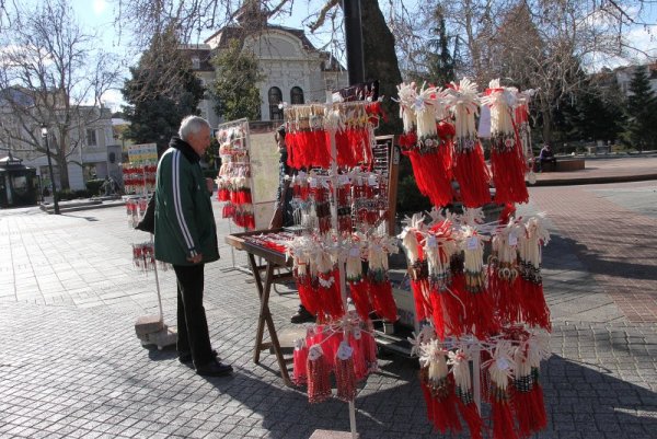 Купувачите все още са малко, защото до 1 март има много време. Традиционно първите закупени мартенички пътуват извън България. Снимка: БГНЕС