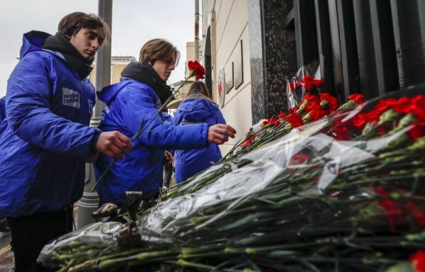 Стотици оставиха цветя пред турското посолство в Москва в памет на загиналите при тежкото земетресение в южната ни съседка. Снимка: БГНЕС