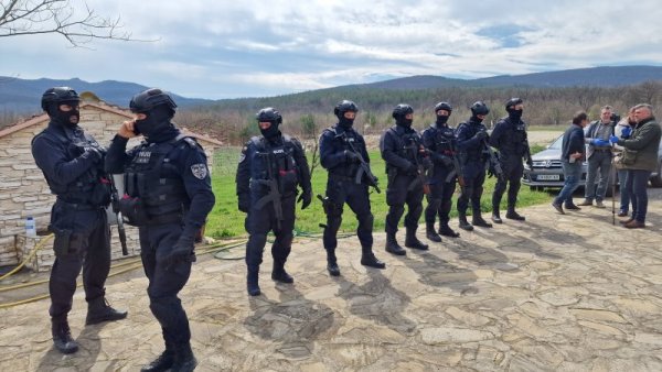 Модерна наркооранжерия разкриха в Новозагорското село Асеновец. Снимка: БГНЕС