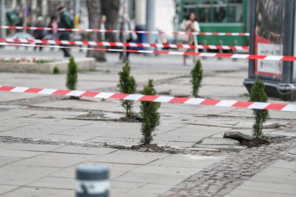 Гора се появи в сърцето на София. Мястото е площад Света Неделя, където от години столичани се чудят как да прескачат счупените плочки. Снимка: Димитър Кьосемарлиев, Dnes.bg