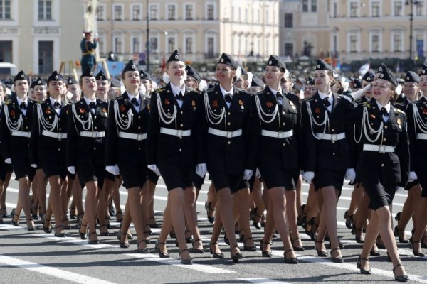 Полицейски кадети дефилират по време на парад в Санкт Петербург по повод Деня на победата в Русия. Снимка: БГНЕС