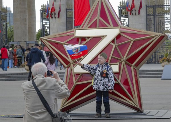 Момченце празнува Деня на победата в руската столица Москва. Снимка: БГНЕС