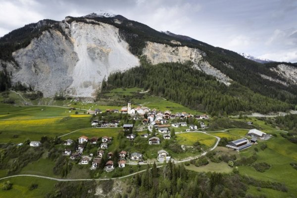 Пролетна картина от селце в Швейцария. Снимка: БГНЕС