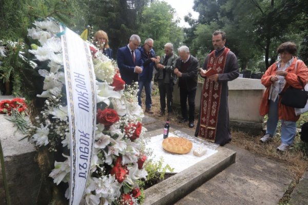 Във връзка със 100 години от гибелта на Христо Смирненски Националният литературен музей и къща музей &quot;Христо Смирненски&quot; инициират поклонение пред гроба на поета в Централните софийски гробища. Снимка: БГНЕС