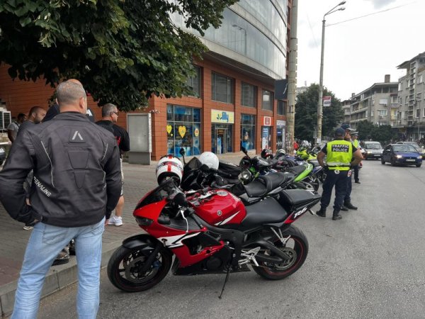 Над 20 мотористи от Велико Търново и Плевен излязоха на протест пред Апелативния съд във Велико Търново. Протестът е заради катастрофата, която стана на 20 юли край Плевен. Тогава лек автомобил &quot;Мерцедес&quot;, управляван от 30-годишен неправоспособен и пиян шофьор, е навлязъл в лентата за насрещно движение и е блъснал движещ се от Плевен към Ловеч, мотоциклет, управляван от 44-годишен мъж, след което се удря в дърво. Мотористът и неговата спътничка загинаха на място. По-късно в болница почина и мъж, който е пътувал на предната седалка на автомобила. Снимка: БГНЕС