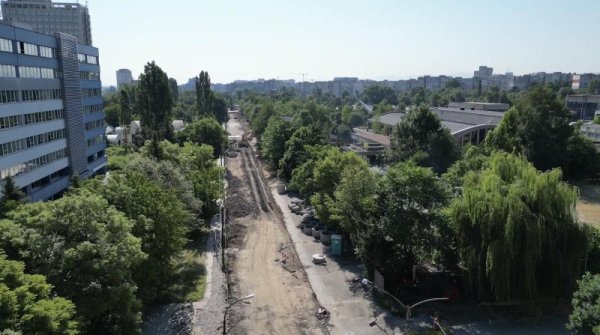 Председателят на общинския съвет Георги Георгиев и кметът на район &ldquo;Илинден&rdquo; Иван Божилов провериха как върви пълното обновяване на ул. &ldquo;Кукуш&rdquo; и ул. &ldquo;Щросмайер&rdquo;. Ремонтът е част от инвестиционната програма на Столична община. Снимка: СО