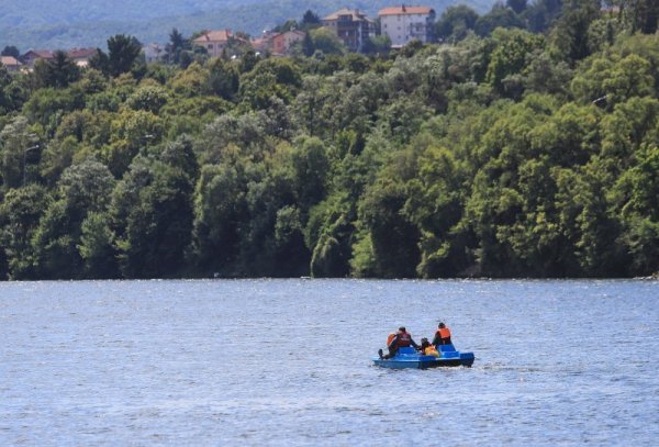 Мнозина избират Панчаревското езеро за приятна разходка. Водни колела, гора, планина и всичко това на една крачка от София. Снимка: БГНЕС