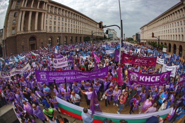 Стотици миньори и енергетици от целия въгледобивен сектор в страната се събраха на протест в &quot;триъгълника на властта&quot;. Снимка: Димитър Кьосемарлиев, Dnes.bg