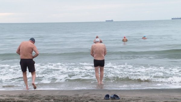 Студеното време не спира най-смелите на бургаския плаж да се потопят във водата. Снимка: БГНЕС
&nbsp;