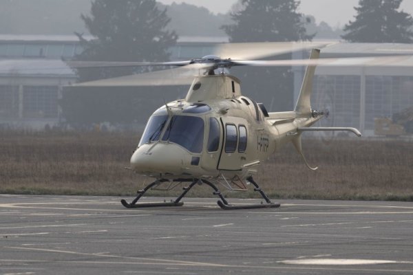 Първият хеликоптер, произведен за системата HEMS в България, извърши тестов полет. До 15 декември комисия ще приеме хеликоптера, след което предстои боядисването му в зададените цветове. Снимка: БГНЕС