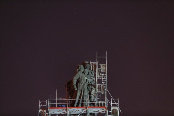 Продължава демонтажът на Паметника на Съветската армия. Продължават и споровете в обществото по темата. Снимка: Димитър Кьосемарлиев, Dnes.bg