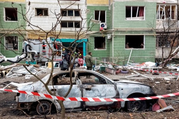 Унищожена кола пред жилищна сграда, която е повредена от руски ракетен удар в Суми, Украйна. Снимка: Ройтерс